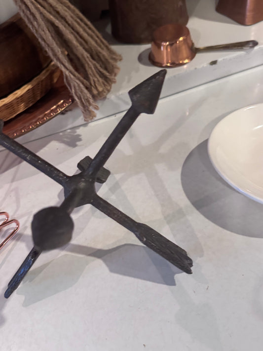 Iron arrow table decor